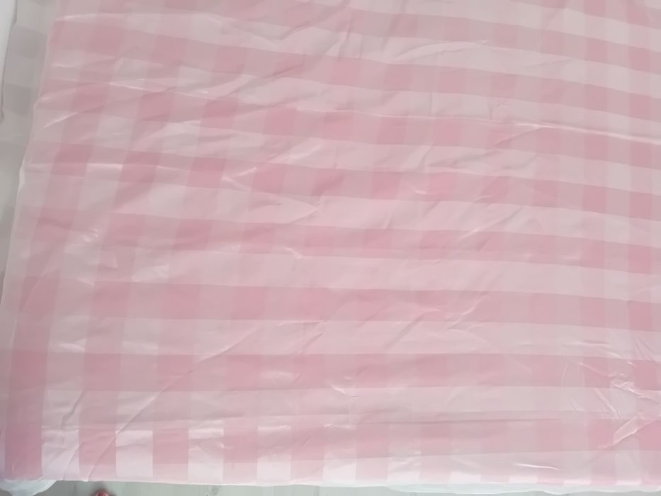 Bucată de perdea albă, model discret pătrățele