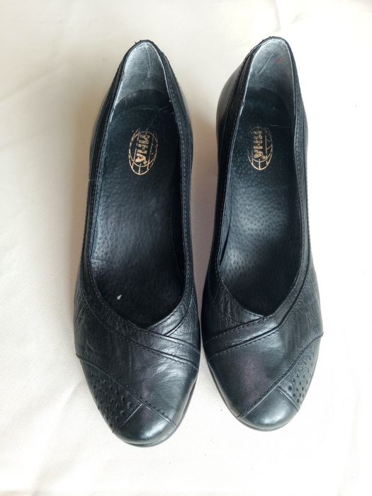 Дамски черни обувки номер 38