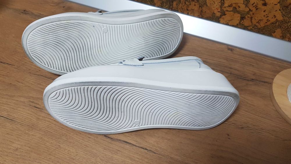 Vand mocasini de culoare alba nr 38