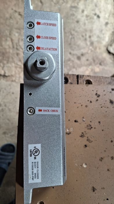 Доводчик для дверей