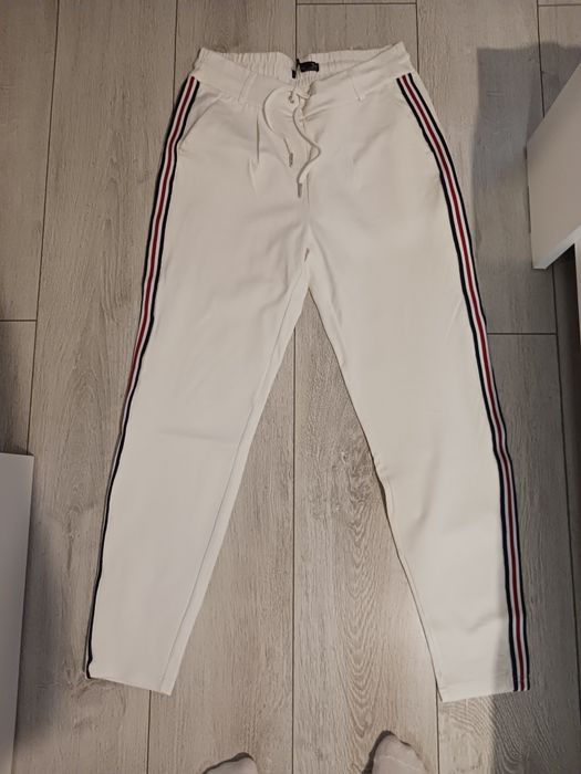 Vând pantaloni de trening noi de dama !