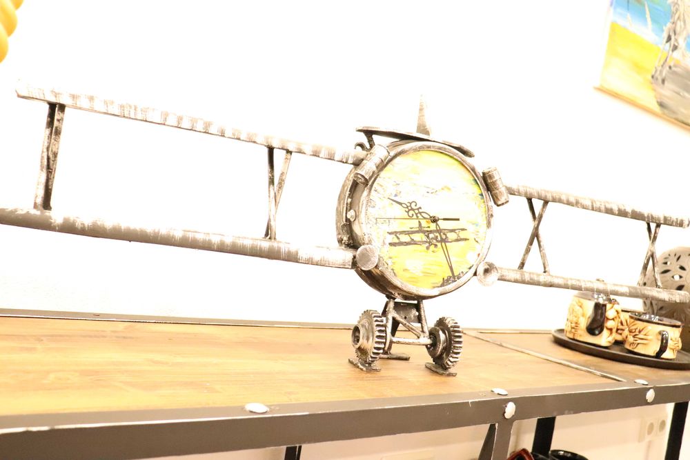 Ceas avion-sculptura fin fier si piese auto moto reciclate