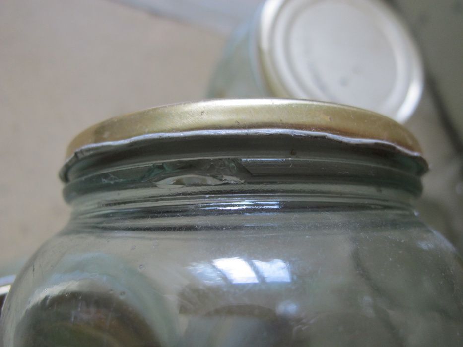 Продавам буркани -  тип омния  - 30 бр. и на винт - 40 бр.