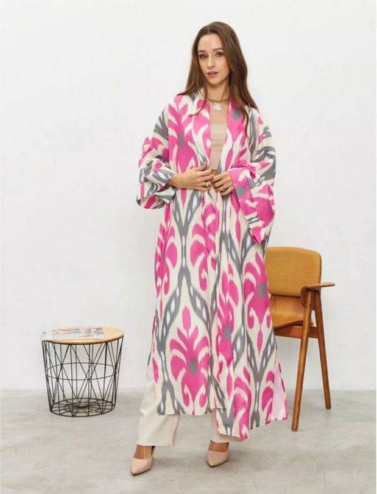 узбекским халатам из ткани адрас с рисунком икат.