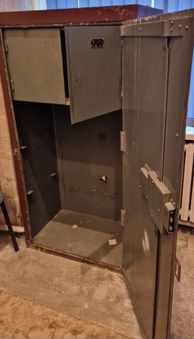 Продам сейф металический