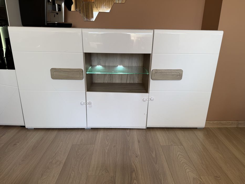 Продавам скрин бял гланц и ПДЧ