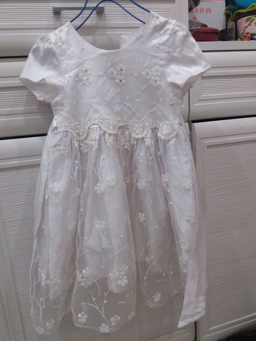 Платье  от 3 до 9 лет есть белые