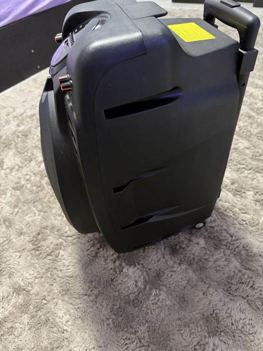 Vând boxa AKAI  nu are probleme