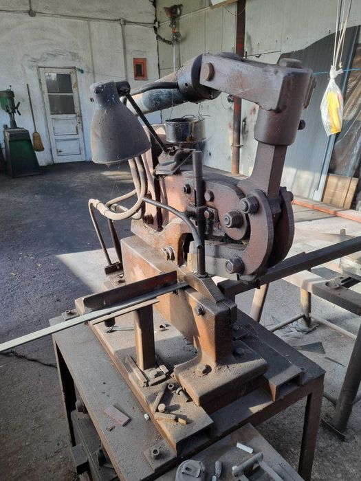 Vand foarfeca actionata hidraulic pentru debitat profile metalice.