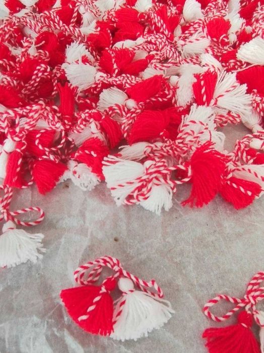 Мартеници на едро и дребно