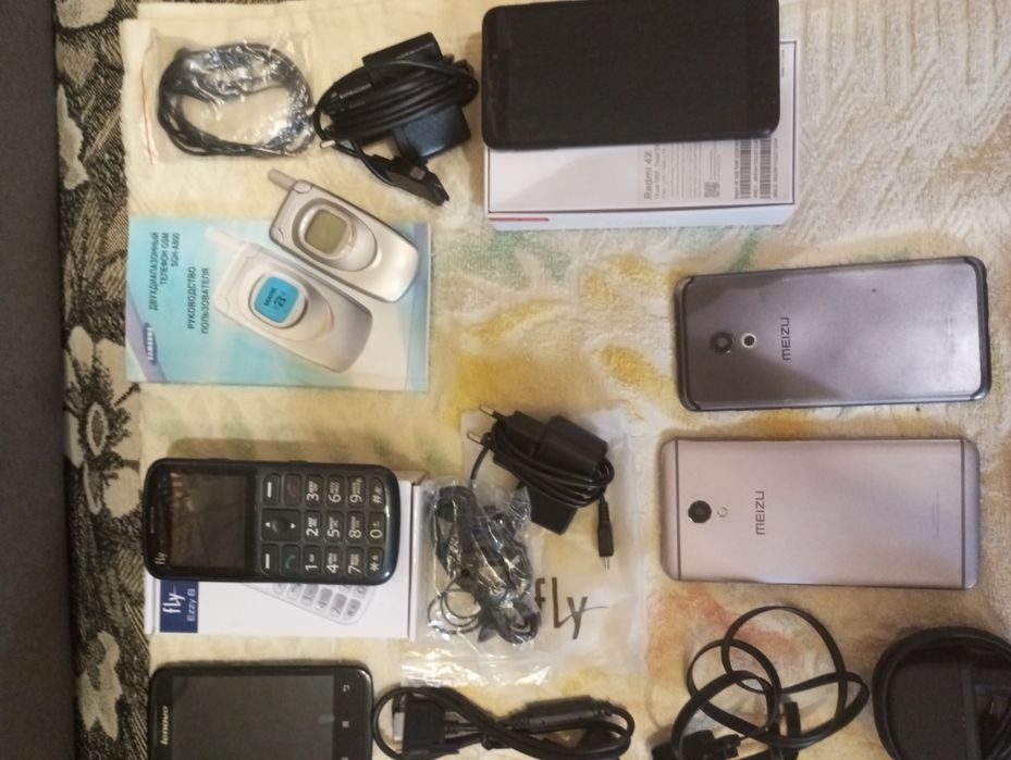 Телефоны и аксессуары к ним.