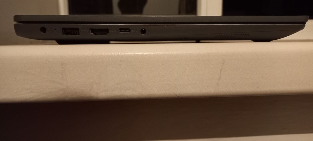 Ноутбук LENOVO .
