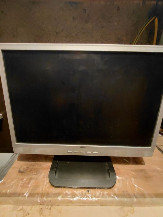 2 комплекта комп + монитор , мишка и клавиатура.