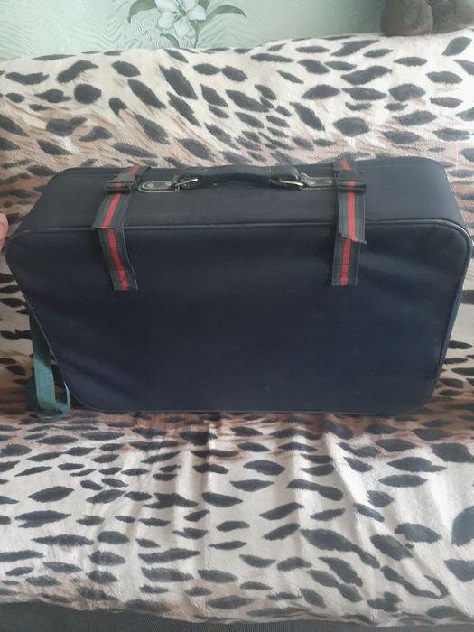 Продам чемодан. 3000