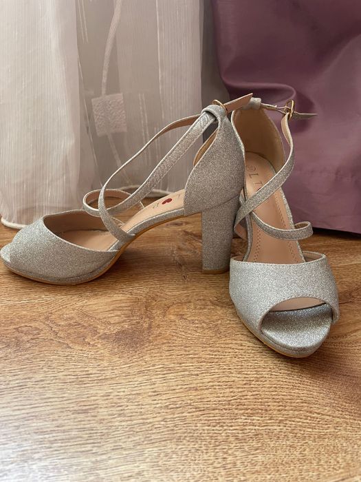 Високи обувки в сребристо