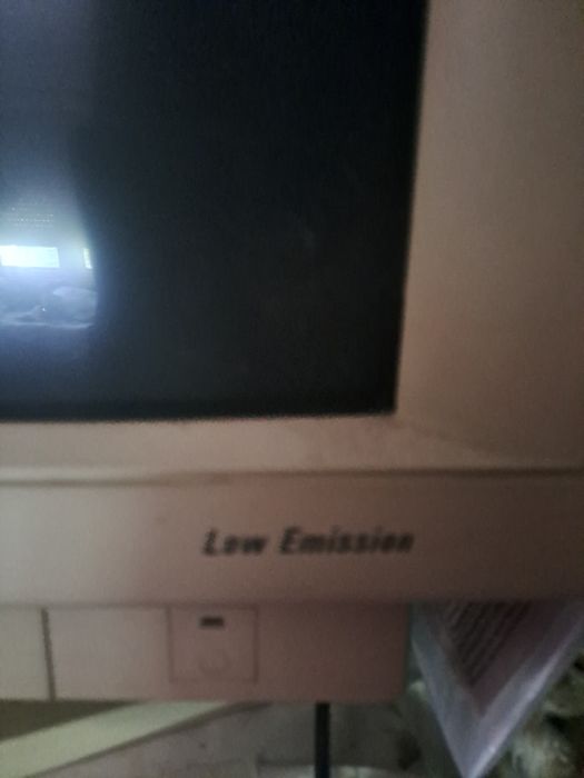 Ретро компютър Pentium с монитор  и тонколони