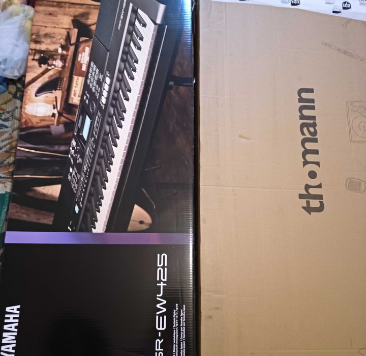 Yamaha PSR-EW425 cu 76 Key si Stativ Millenium KS-3000 B NOI