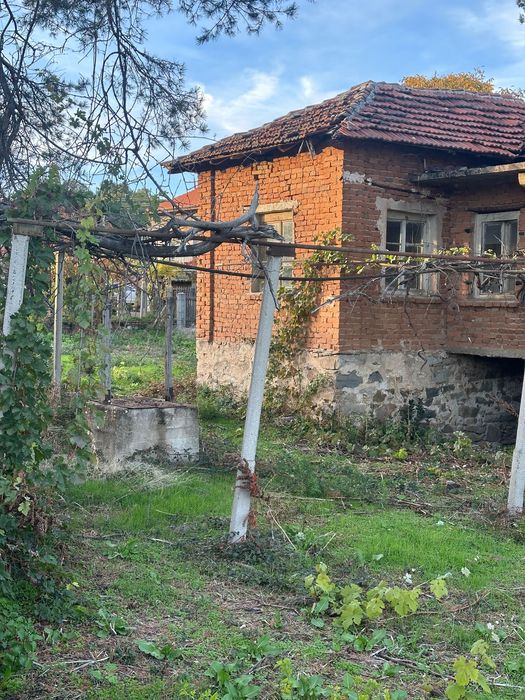 Къща с Двор 850кв