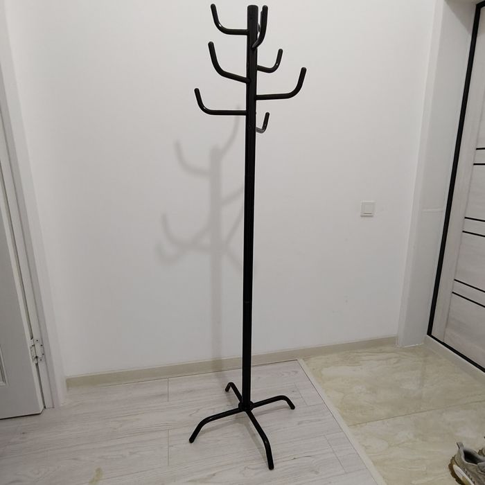 Железная вешалка напольная