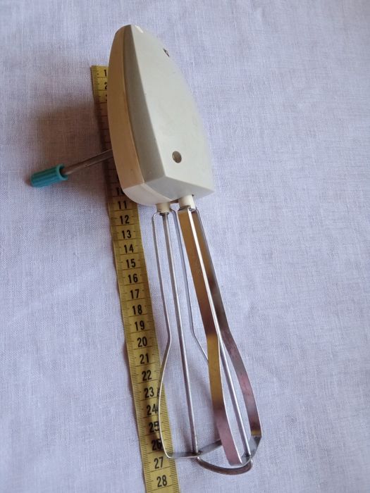 Миксер ручной . Механический.