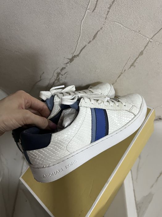 Женские кроссовки