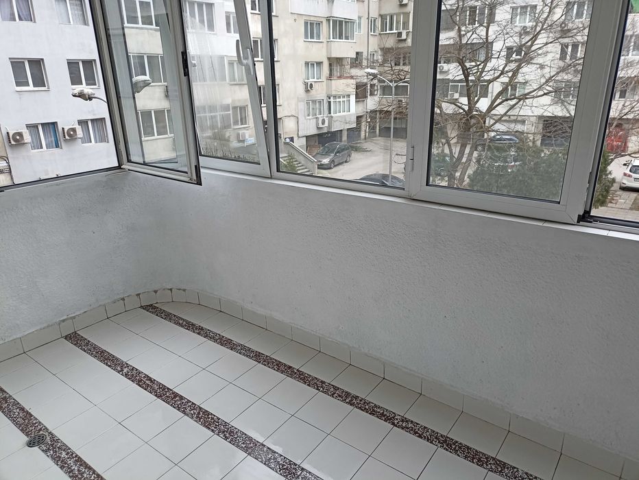 Давам под наем тристаен -център