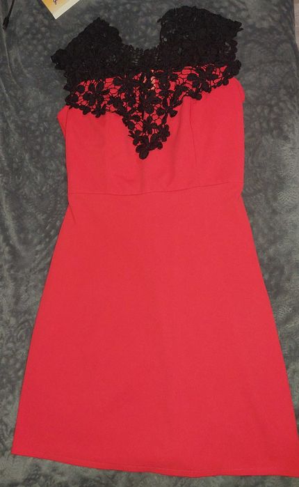 Розова рокля с дантела