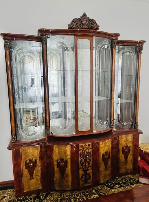 Сервант очень хорошем состояние высота 2.20 длина 2 м.