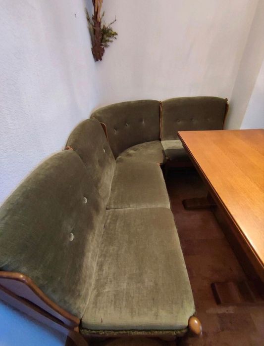 Colțar cu masa și două scaune