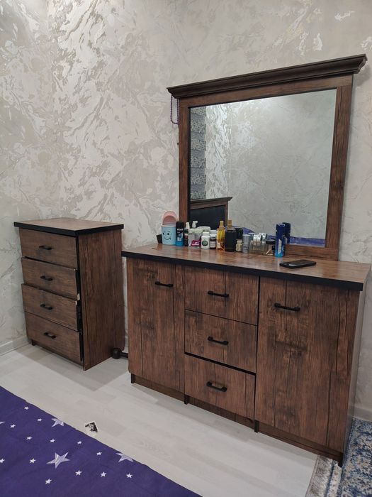 Ikki kishilik krovat, chester, 2ta tumbochka, kamod sotiladi.