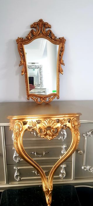 Oglindă veche cu ramă din lemn masiv