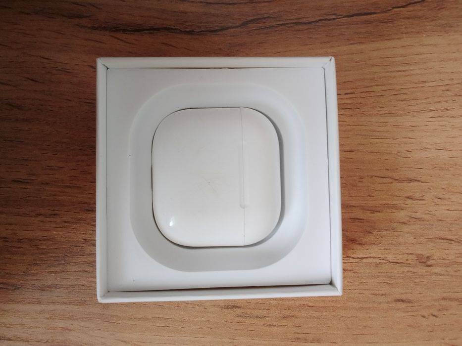 Продам наушники AirPods 4