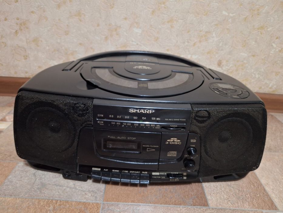 Магнитофон SHARP.  В хорошем состоянии.