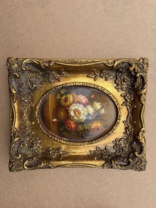 .Tablou,pictura in ulei  pe lemn(pereche)- oval convex,vaza cu flori