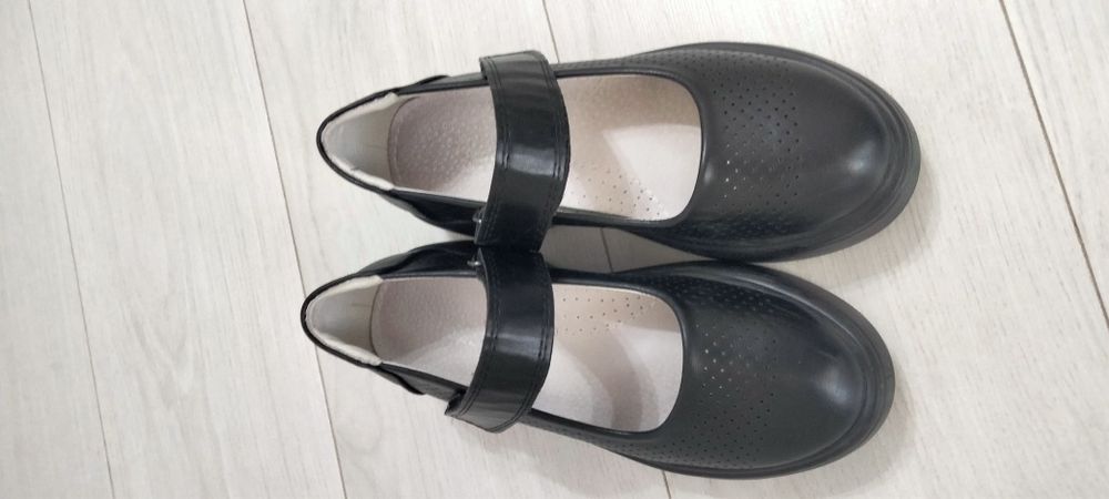 Продам школьные туфли на девочку