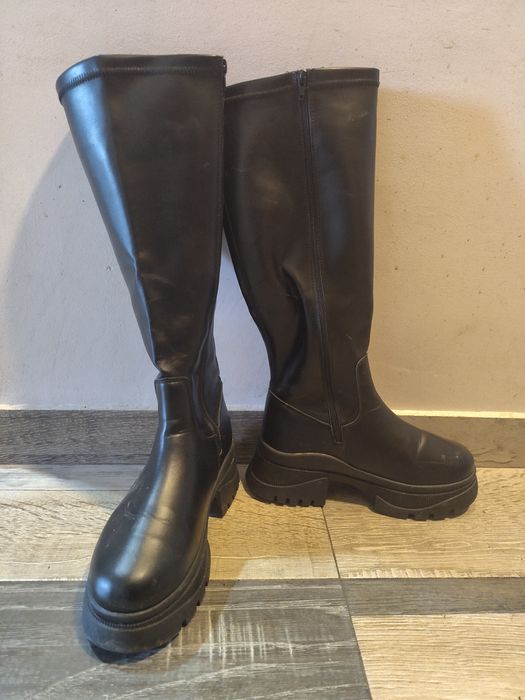 Дълги черни ботуши