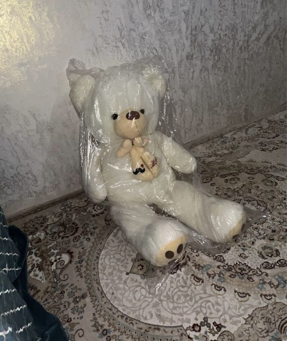 Большой плюшевый медведь