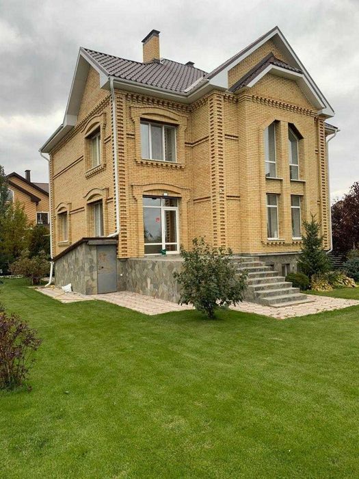 Продам  солидный коттедж в городе