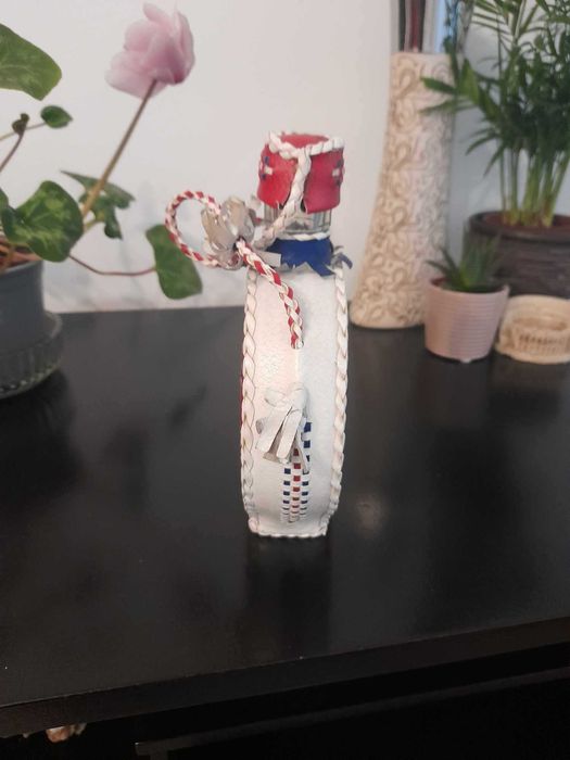 Красива стъклена бутилка, бъклица с фолклорни мотиви период Югославия