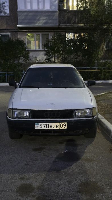 Ауди 80 на полном ходу