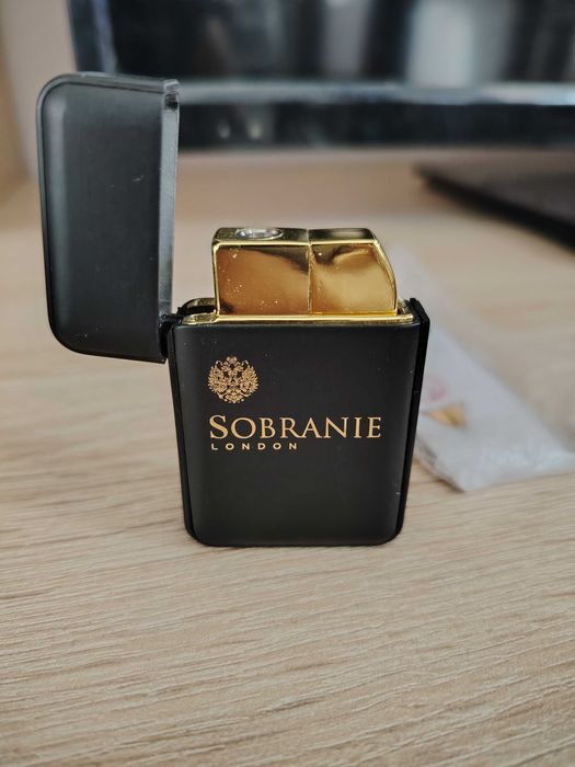 Нова черна противовятърна запалка Sobranie