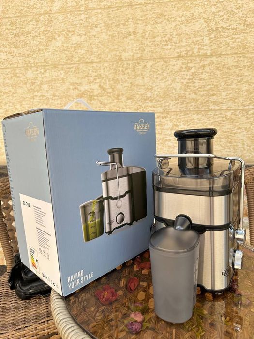 Yigit o‘tib ketayotganlarning hammasiga irg‘iydi.