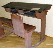 Школьная деревянная парта времен СССР