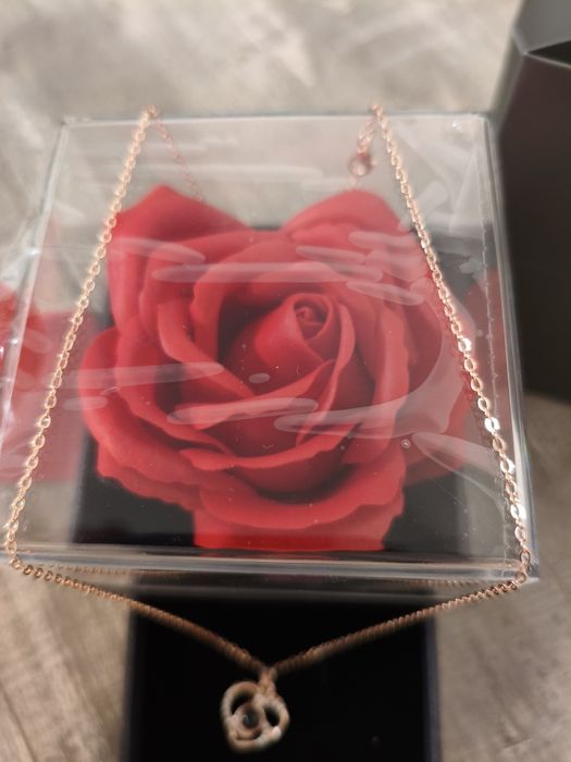 Set cutie cadou cu trandafir si lantisor inimioară cu te iubesc in 100