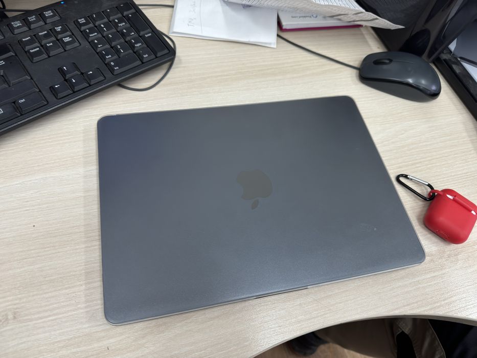 Продам Macbook air 2022 13,6