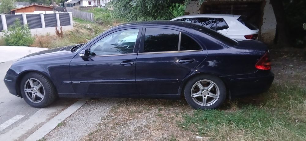 Vând Mercedes E 220