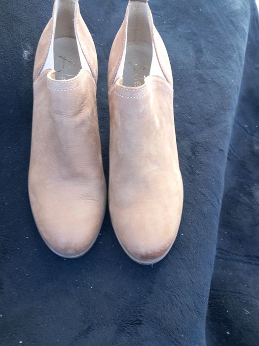 Vând botine de piele de culoare bej