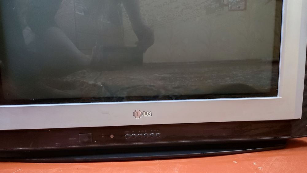 Продаю телевизор LG   с пультом .