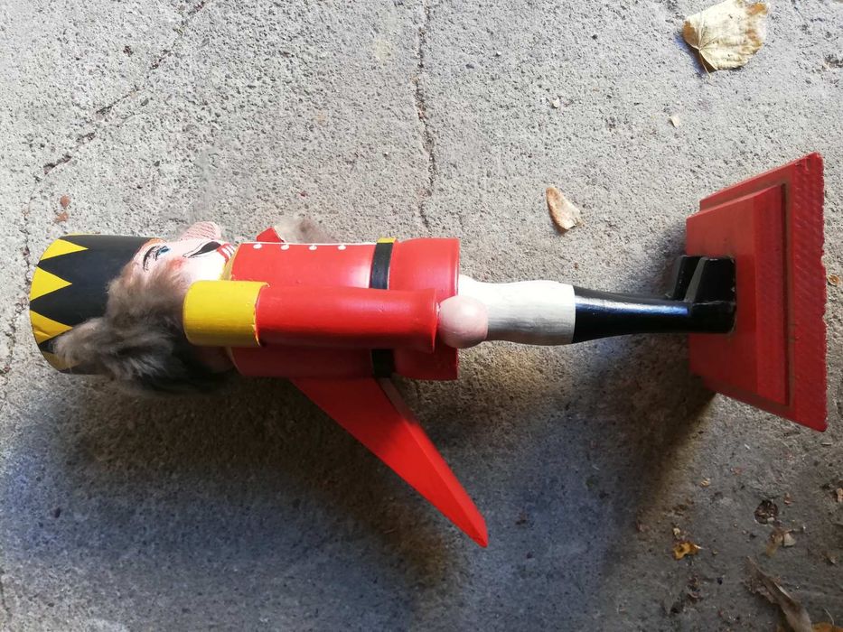 ЛЕШНИКОТРОШАЧА дървена фигурка