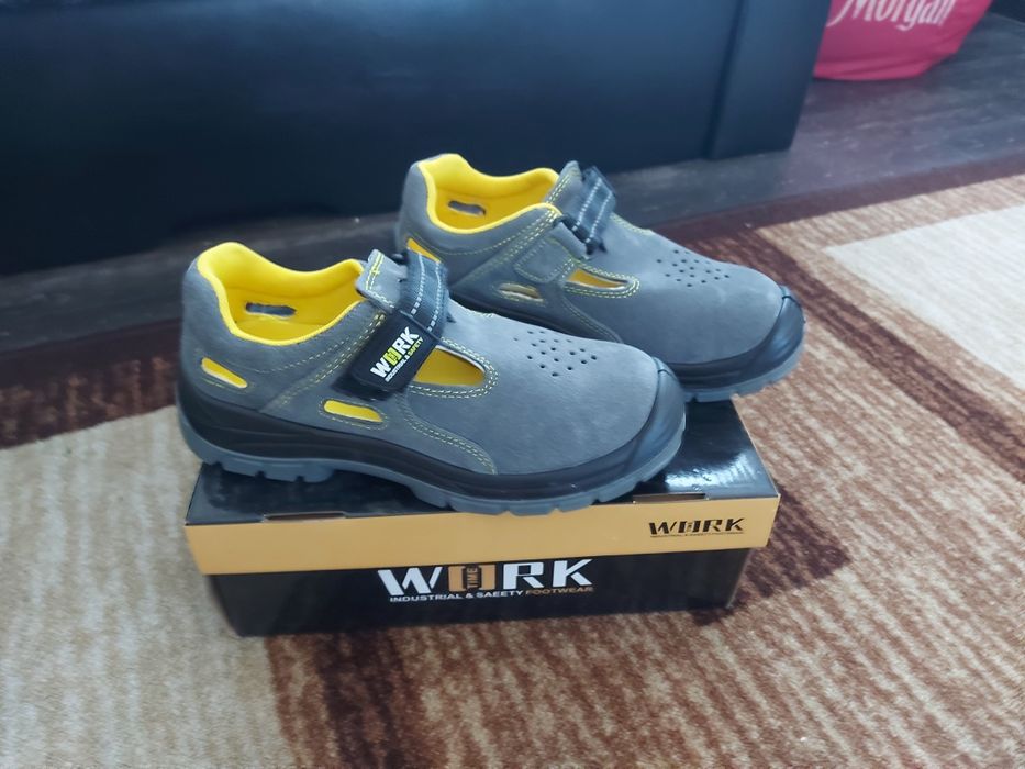 Продавам работни обувки